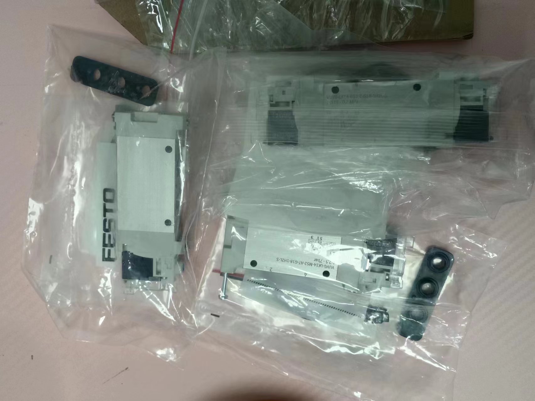 FESTO费斯托 电磁阀  VUVG-L14-P53E-T-G18-1H2L-W1