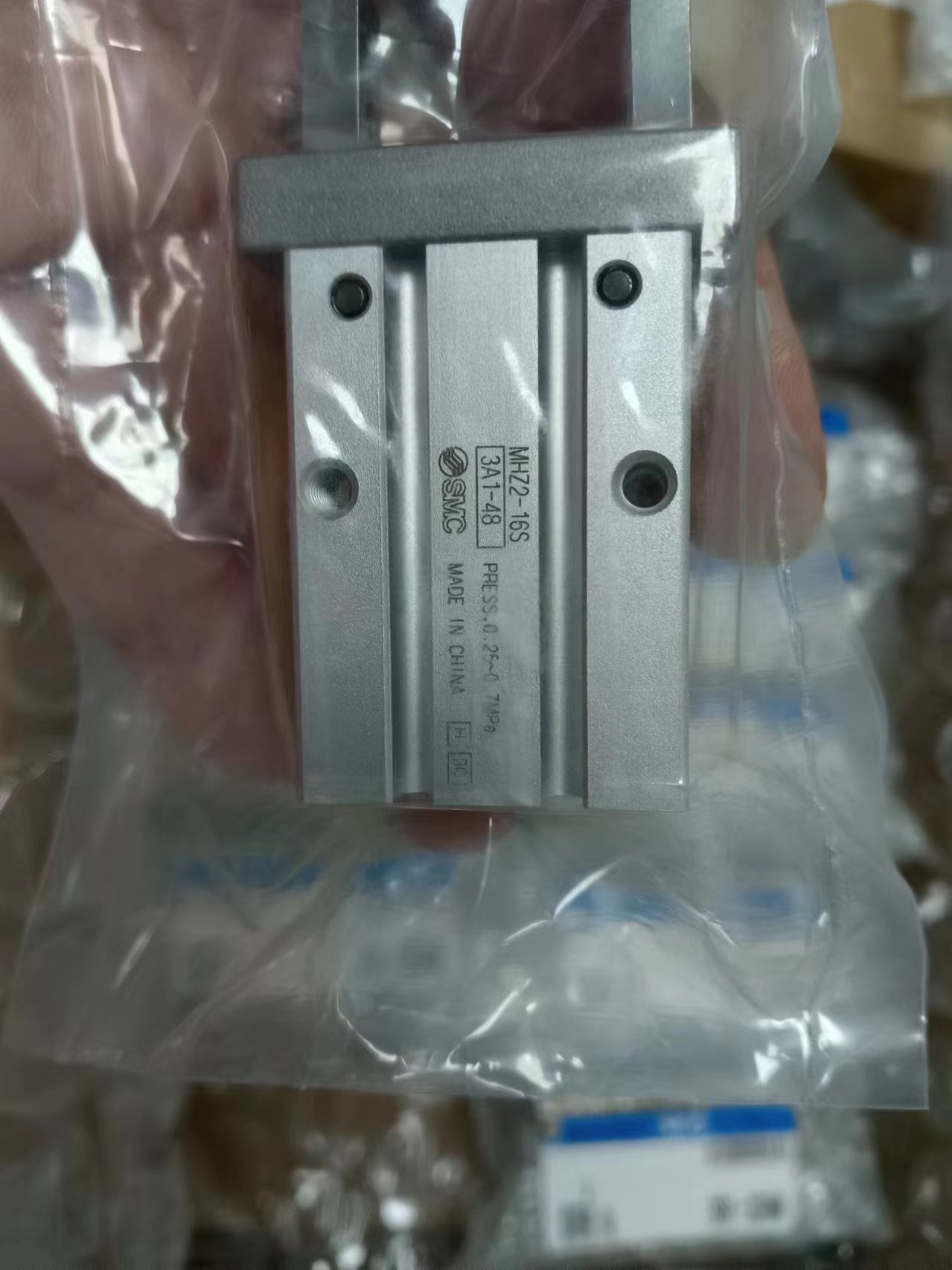 SMC  标准平行开闭型气爪  MHZ2-16S