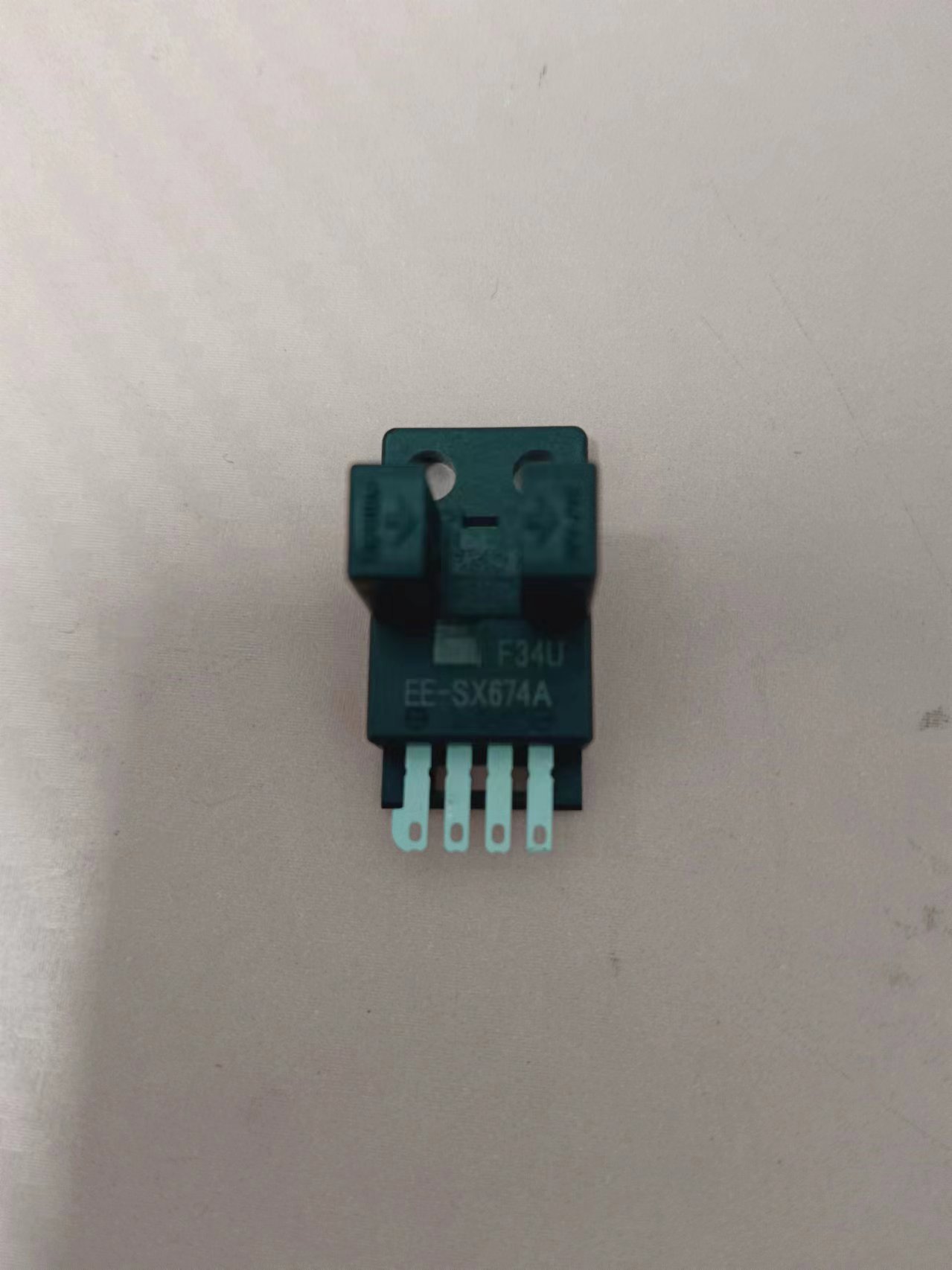 OMRON欧姆龙 狭缝式微型光电传感器 EE-SX674A